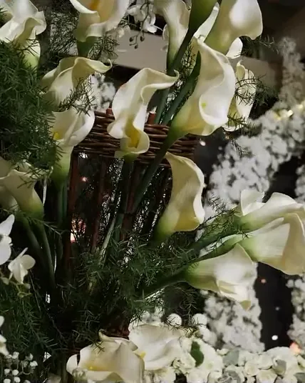 Beyaz orkideler ve çiçekli sahne